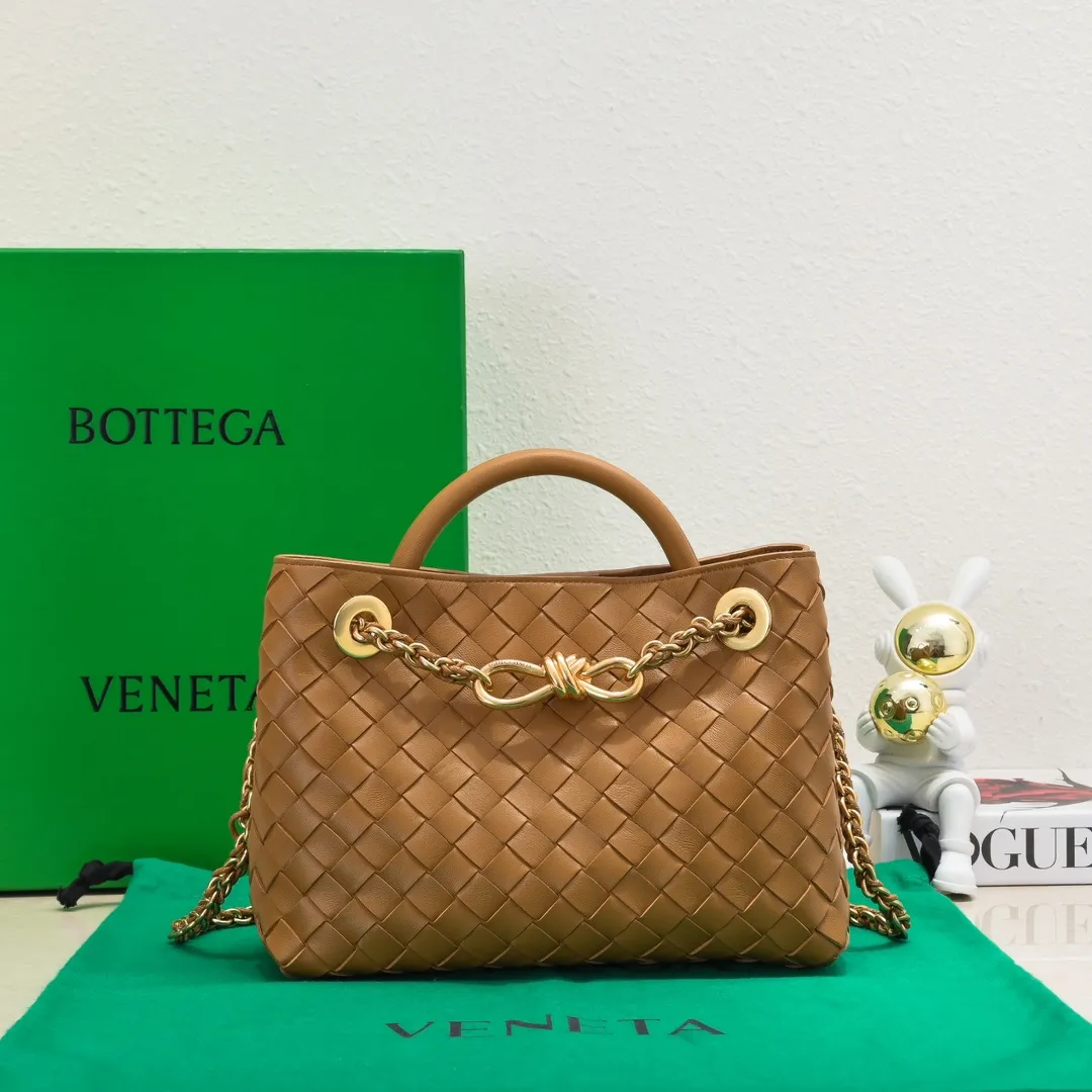 Batch 1960 BOTTEGA VENETA 2024 spring and summer new small ANDIAMO chain bag is also available! 🔥🔥I believe many friends have been waiting for a long time. The metallic chain adds a touch of sophistication to the original softness and elegance of Andiamo. The collision of classic craftsmanship and elegance creates a different kind of beauty. Style number: 6008 Size: 25*22*10.5cm